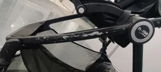 Carrito de bebé gris y negro