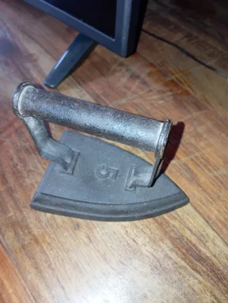 Antigua plancha de hierro fundido nº 5