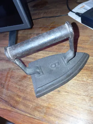 Antigua plancha de hierro fundido nº 5