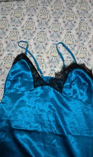 Camisón lencero azul satinado encaje negro