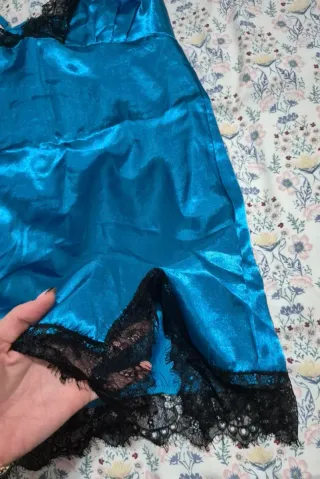 Camisón lencero azul satinado encaje negro