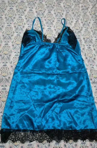 Camisón lencero azul satinado encaje negro