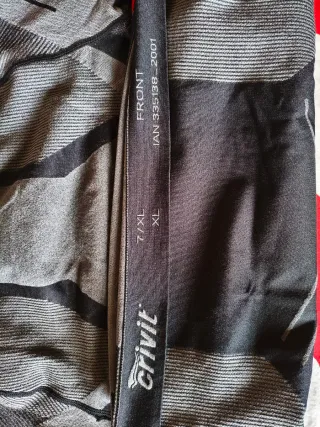 Camiseta térmica gris y negra