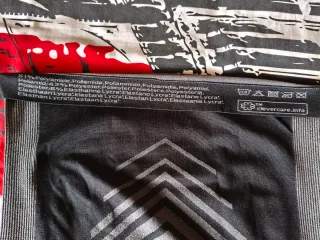 Camiseta térmica gris y negra