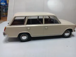 SEAT 124 Familiar 1/18 Crema