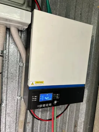 Placas solares, convertidor y baterías.