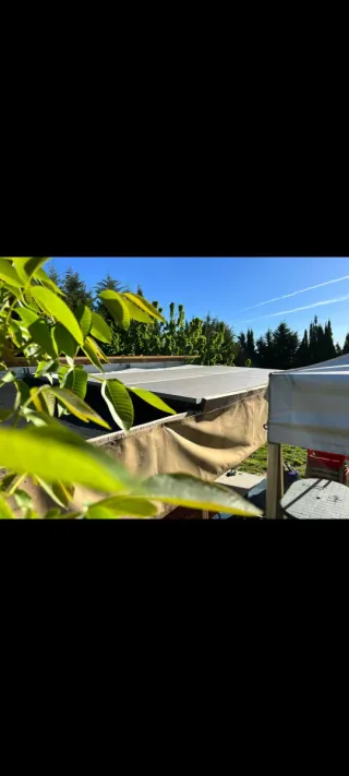 Placas solares, convertidor y baterías.