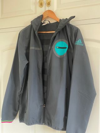 Chaqueta deportiva Adidas gris y turquesa