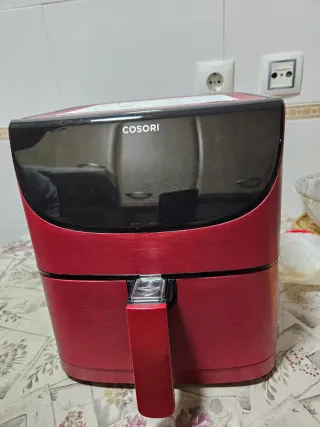 Freidora de aire Cosori roja, se vende por no usar