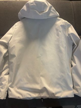 Giubbino bianco e nero con cappuccio