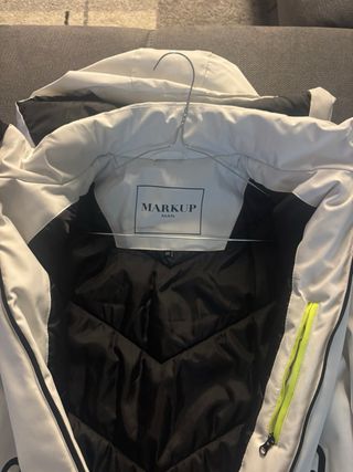 Giubbino bianco e nero con cappuccio