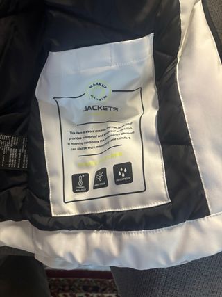 Giubbino bianco e nero con cappuccio