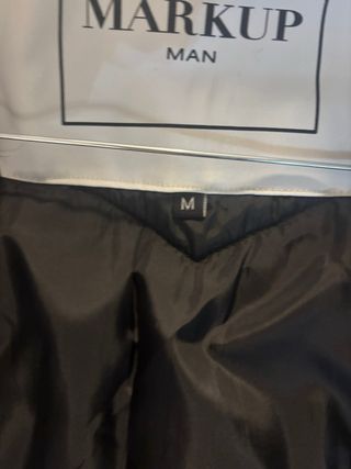 Giubbino bianco e nero con cappuccio