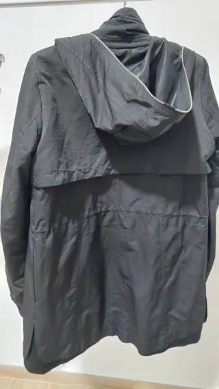 Chaqueta negra y bufanda cuadros