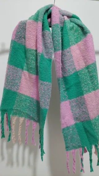 Chaqueta negra y bufanda cuadros