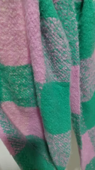 Chaqueta negra y bufanda cuadros