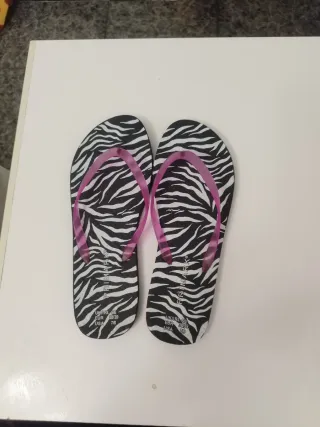 Chanclas de playa con estampado cebra