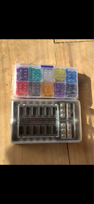 Caja fusibles con fusibles nueva