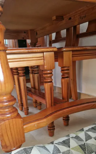 Conjunto de mesa y 6 sillas.