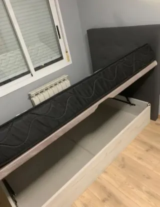 Canapé de madera y tela beige