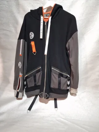 Chaqueta con capucha negra y gris