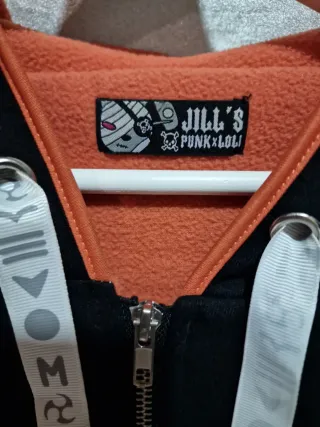 Chaqueta con capucha negra y gris