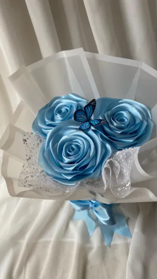 Ramos de rosas azules con mariposa