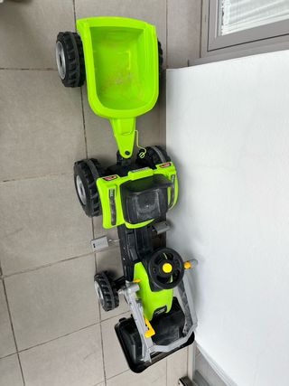 Tractor de pedales verde