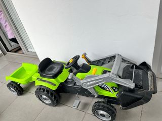 Tractor de pedales verde
