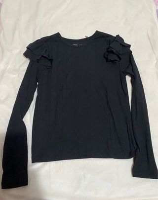 Camiseta negra mujer con volantes