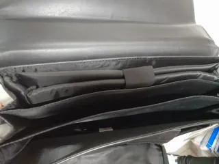 Maletín de cuero negro con etiqueta