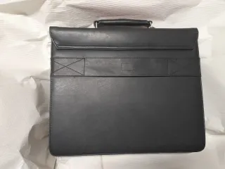 Maletín de cuero negro con etiqueta