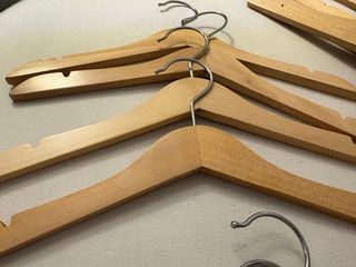 Perchas madera niño 4 perchas: 1,5€ Tengo 5 juegos
