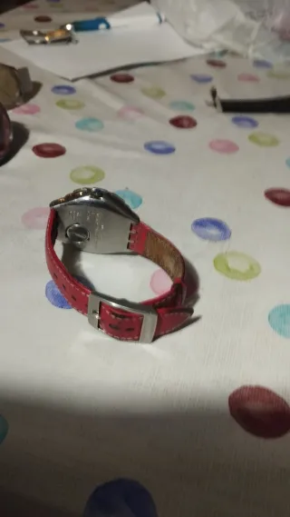 Reloj de pulsera con correa roja