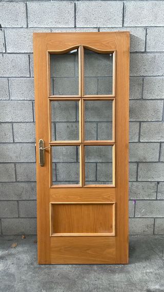 Puerta de roble con vidriera