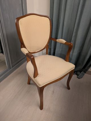 Silla antigua de madera y tela