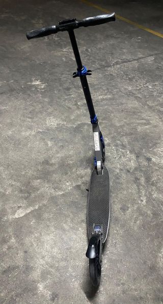 Patinete gris y azul