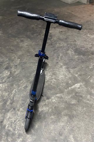 Patinete gris y azul