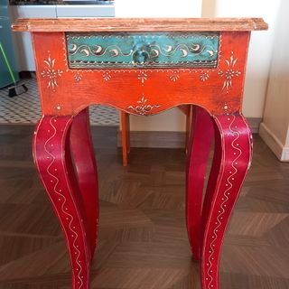 Mesa auxiliar decorada madera y metal