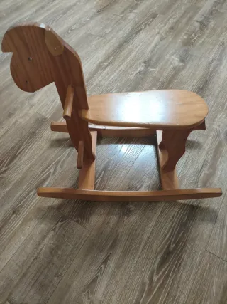 Caballito de madera para niños