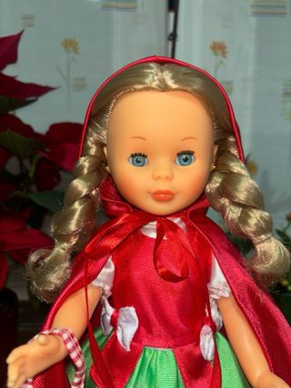 Muñeca Nancy vestida de Caperucita Roja artesanal