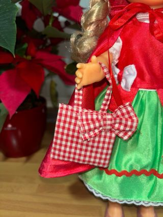 Muñeca Nancy vestida de Caperucita Roja artesanal