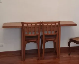 Mobile soggiorno con tavolo e sedie