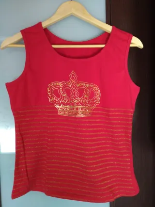 Camiseta roja con corona dorada