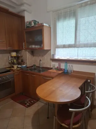 Cucina completa in legno con tavolo e sedie