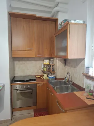 Cucina completa in legno con tavolo e sedie