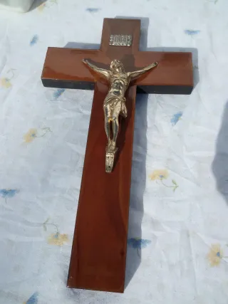 Cruz de Madera Pequeña Con Cristo Dorado