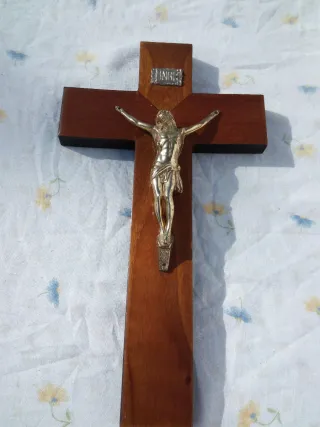 Cruz de Madera Pequeña Con Cristo Dorado
