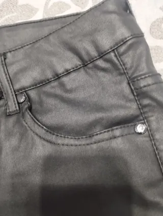 Pantalón negro efecto piel talla L