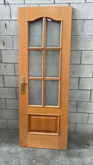 Puerta de roble con vidriera
